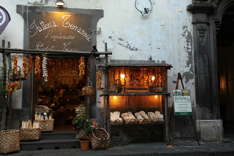 Boutique de produits artisanaux à Sorrente, Italie - août 2013