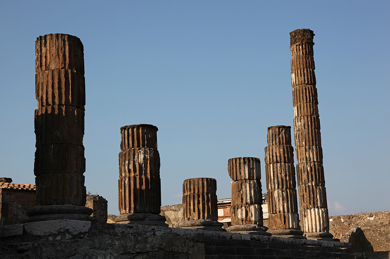 Les colonnes du temple de jupiter, Pompéi, Italie - août 2013
