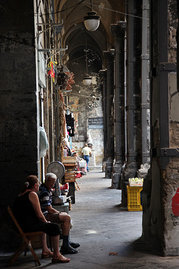 Coursives dans les vieux quartiers de Naples, Italie - août 2013