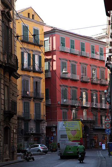 Façades colorées dans les rues de Naples, Italie - août 2013
