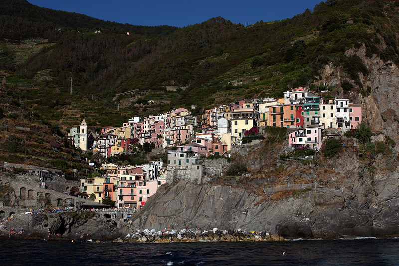 Le village de Manarola vu depuis la mer, Cinque Terre, Ligurie, Italie - août 2013