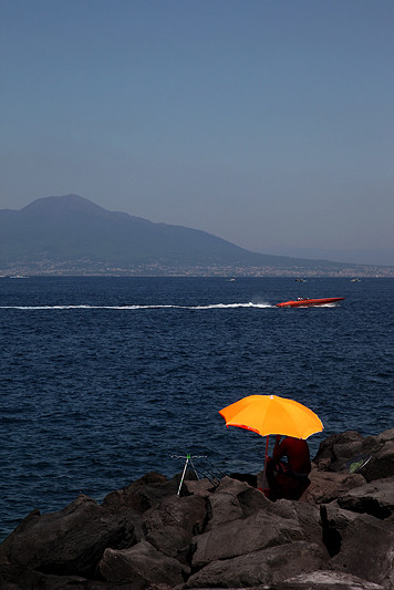 Pêcheur dans le golfe de Naples, face au Vésuve, Italie - août 2013