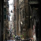 Une ruelle typique du centre historique de Naples, Italie - août 2013