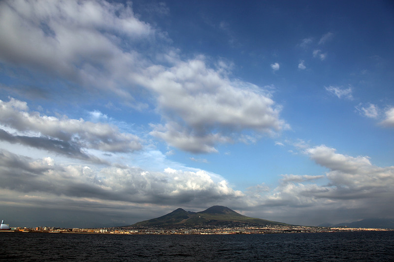 Le Vésuve, vu depuis la baie de Naples, Italie - août 2013