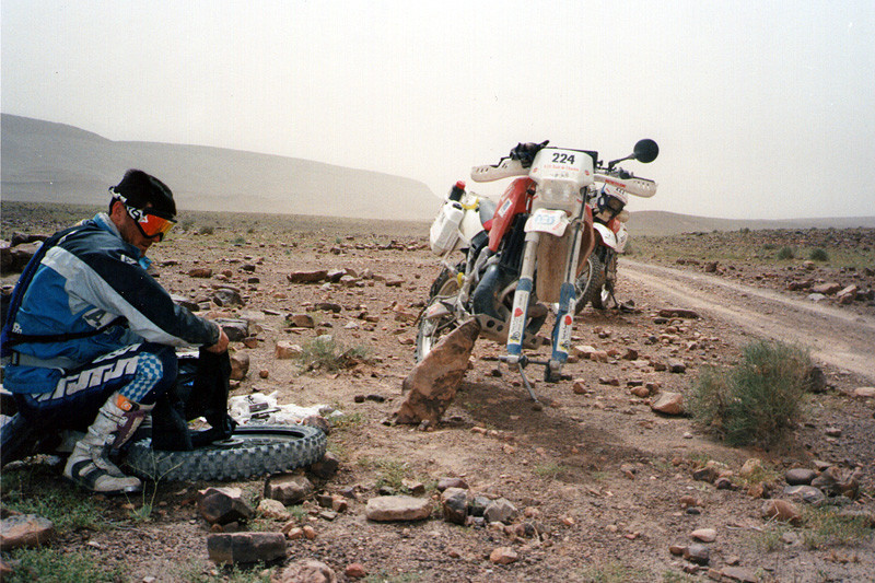 Raid de l'Amitié 1996 - Maroc, Husqvarna 360WR, crevaison sur la piste.