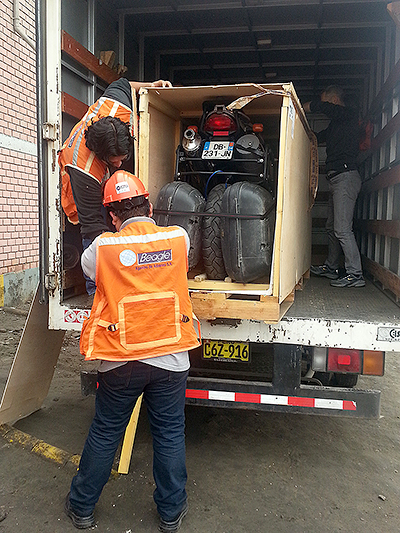 Récupération de la caisse de la moto à Callao, Lima - Pérou 2014