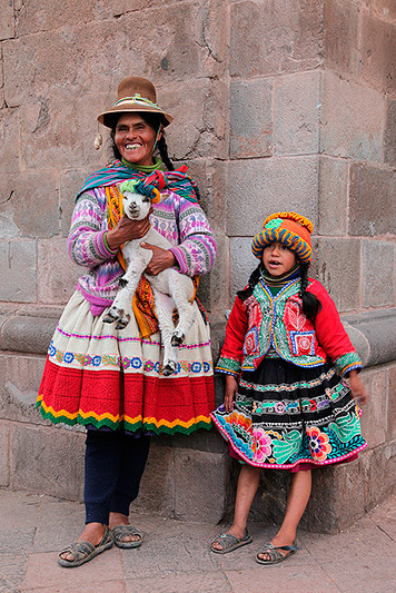Femme et fillette en tenue traditionnelle Péruvienne, Cusco, Pérou - 2014