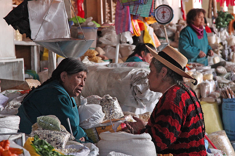 Dicussion, mercado San Pedro, Cusco, Pérou - 2014