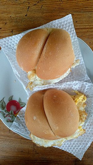 Sandwichs aux œufs au petit déjeuner : Bon appétit, Lima - Pérou 2014