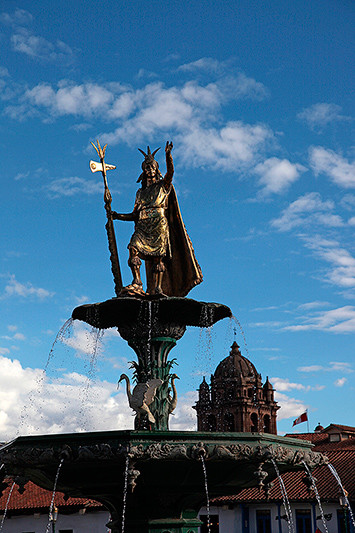 Statue de Pachacutec sur la Plaza de Armas, Cusco, Pérou - 2014