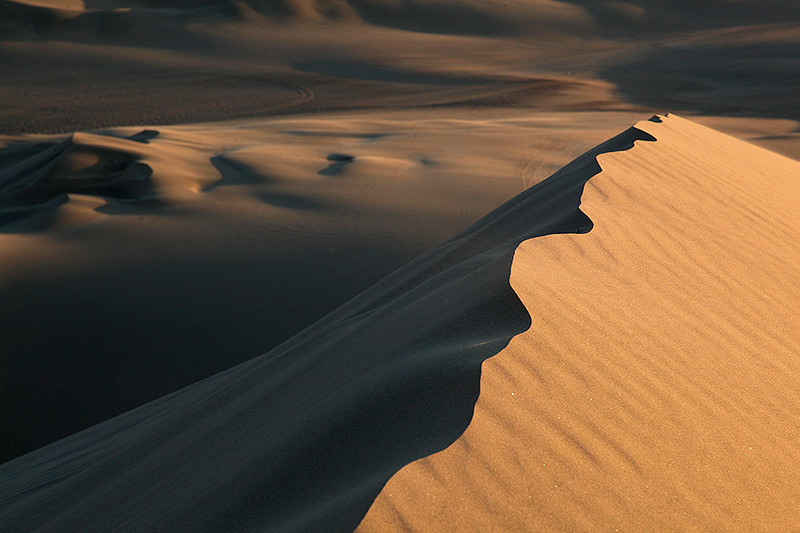 Crête de dune sculptée par le vent, oasis de Huacachina, Pérou - 2014