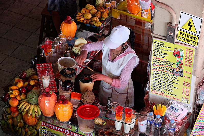 Préparation des cocktails de jus de fruits, mercado d'Arequipa, Pérou - 2014