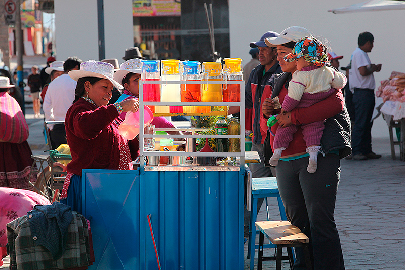 Vendeuses d'"emolientes" (tisane au herbes), marché de Chivay, Pérou - 2014