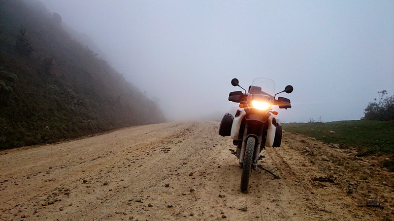 Passage de col dans le brouillard, Bolivie - 2014
