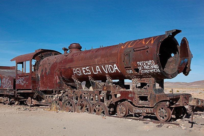 Le cimetière de trains d’Uyuni, « Asi es la vida », Bolivie – 2014 Le cimetière de trains d'Uyuni, "Asi es la vida", Bolivie - 2014