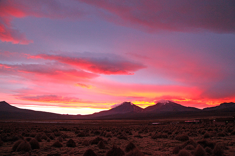 Sajama, coucher de soleil sur les volcans Parinacota et Pomerape, Bolivie - 2014