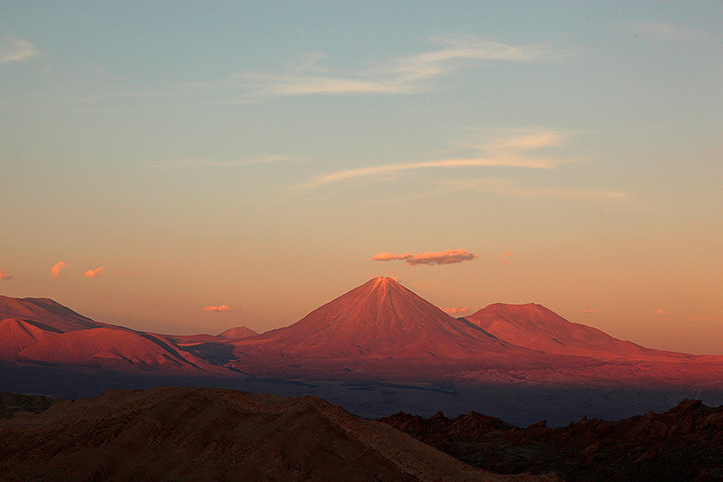 Soleil couchant sur le volcan Licancabur, vallée de la lune, San Pedro de Atacama, Chili - 2014