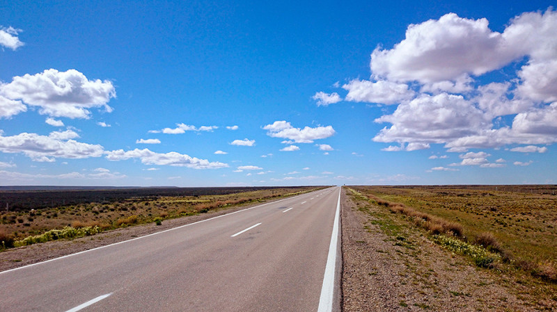 Interminables lignes droites de la ruta 3, à travers la Pampa, Argentine - 2014