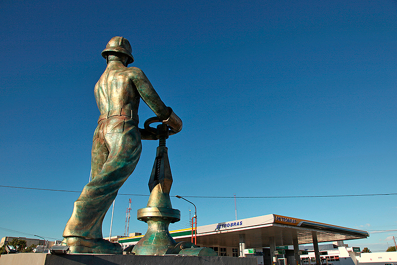 Statue à la "gloire" de l'industrie pétrolière, Caletta Olivia, Argentine - 2004