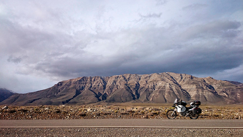 A moto sur la route d'El Chalten, Argentine - 2014