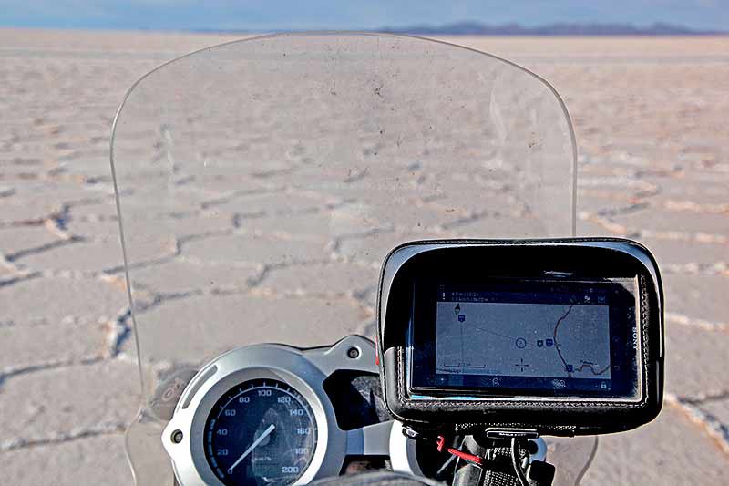 Lecteur gps/smartphone, navigation à moto sur le salar d'Uyuni, Bolivie - 2014