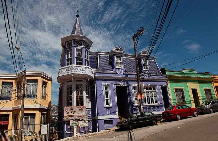 Maisons typiques sur le cerro Artilleria, Valparaiso, Chili - 2014