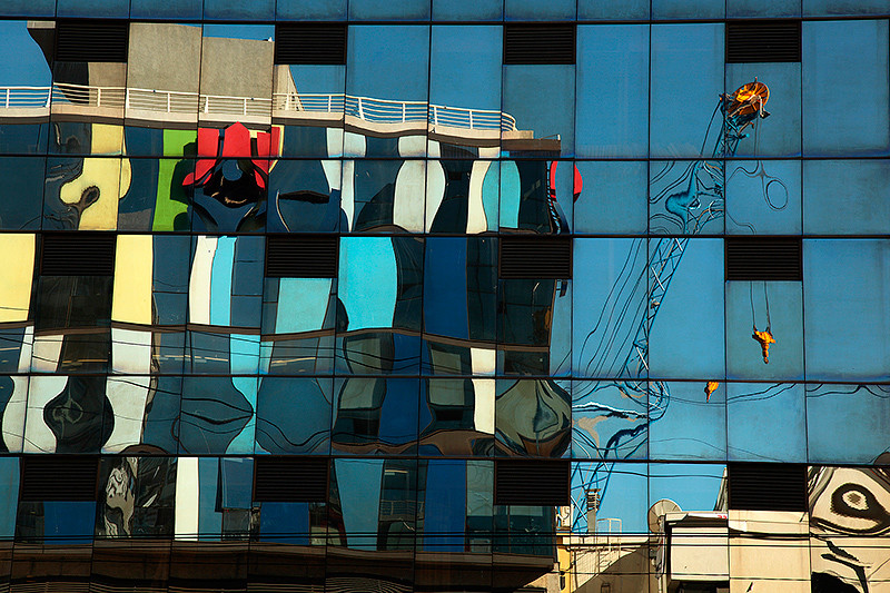 Réflection des installations portuaires du Muelle Prat, Valparaiso, Chili - 2014