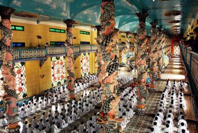 L'alignement parfait des fidèles pendant la messe, temple Cao Dai de Tay Ninh, Vietnam, 1997