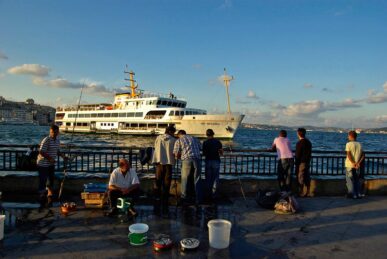 Ballet des ferry sur le Bosphore à Eminönü, Istanbul, Turquie - 2009