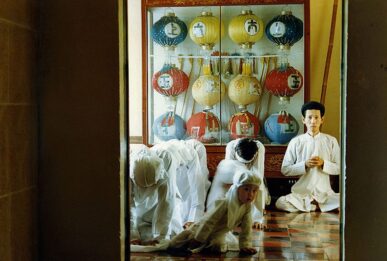 La curiosité l'emporte sur la prière, temple Cao Dai de Tay Ninh, Vietnam, 1997
