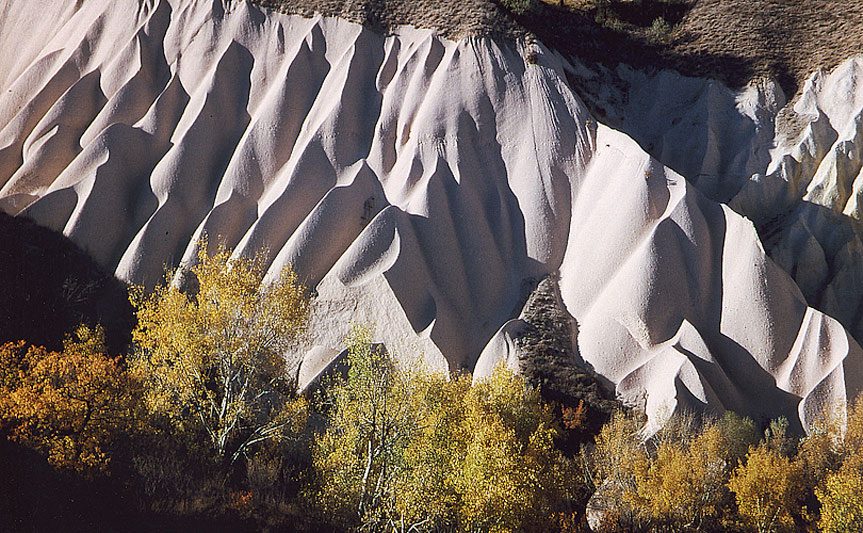Formations de tuf volcanique façonnées par l'érosion - Environs de Uçhisar, Cappadoce, Turquie, 1999