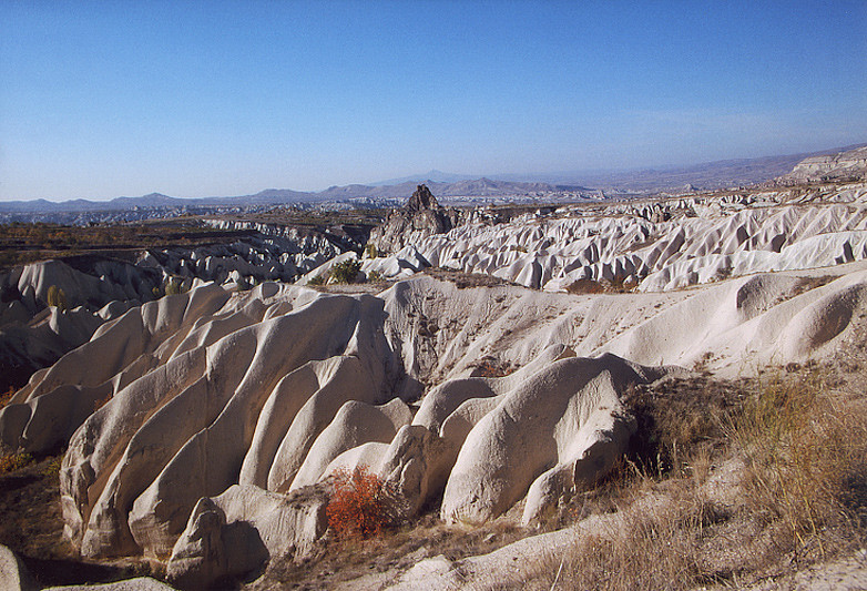 Formations de tuf volcanique façonnées par l'érosion - Environs de Uçhisar, Turquie, 1999