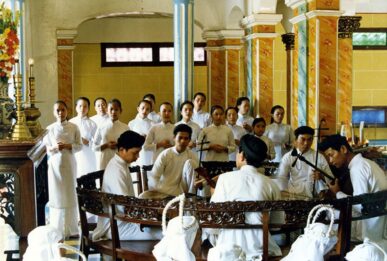 Le groupe de musiciens et les chœurs qui accompagnent la cérémonie, temple Cao Dai de Tay Ninh, Vietnam, 1997