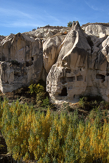 Habitations troglodytiques et pigeonniers creusés dans le tuf volcanique - Environs de Göreme, Cappadoce, Turquie, 1999