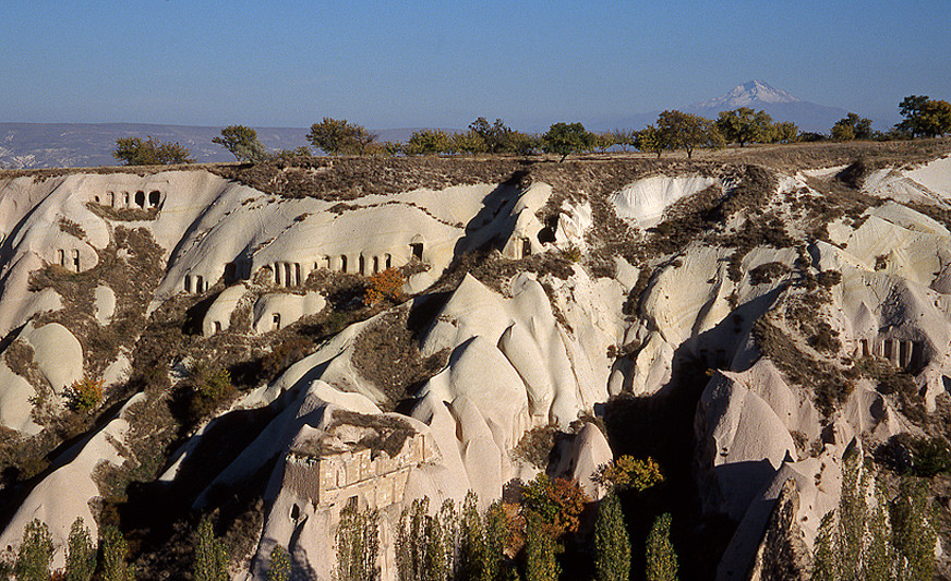Habitations troglodytiques, en arrière plan le mont Erciyes (Erciyes Dağı), ancien volcan - Environs de Uçhisar, Cappadoce, Turquie, 1999
