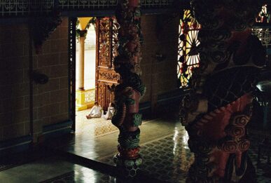 L'intérieur du temple avant la messe de midi, temple Cao Dai de Tay Ninh, Vietnam, 1997
