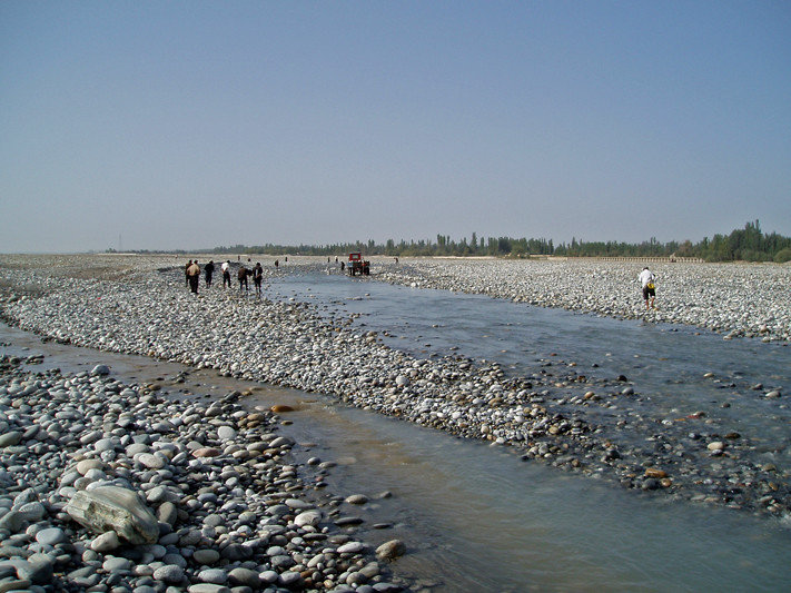 Dans le cours de la rivière du dragon de Jade au petit matin - Hotan, Xinjiang, Chine, 2005