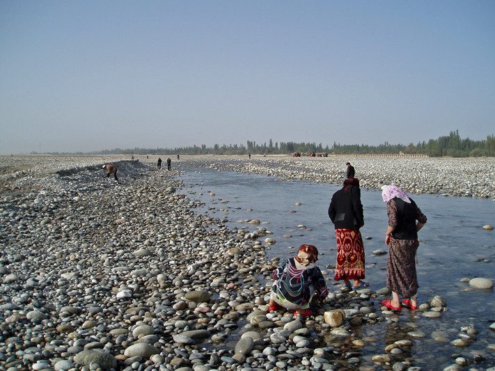 Un groupe de femmes scrute les galets - Hotan, Xinjiang, Chine, 2005