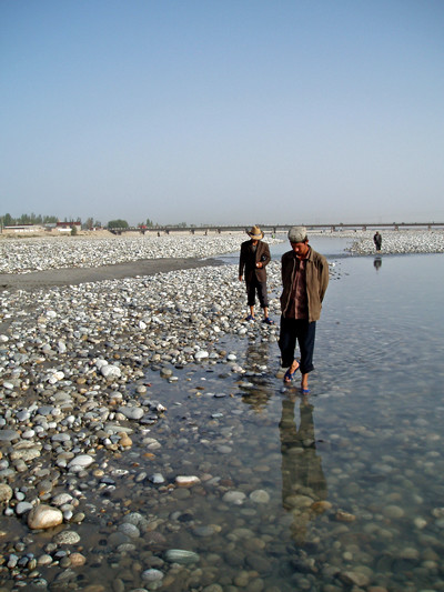 Recherche solitaire, les yeux rivés au sol - Hotan, Xinjiang, Chine, 2005