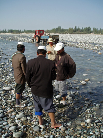 Parfois, un groupe se forme pour examiner une trouvaille - Hotan, Xinjiang, Chine, 2005