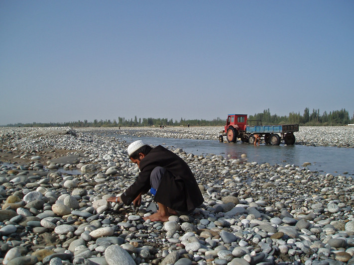 Chacun sa technique, certains préfèrent explorer soigneusement une parcelle de terrain - Hotan, Xinjiang, Chine, 2005