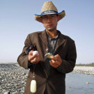 Mahmud, quand à lui pratique la vente directe de ses trouvailles - Hotan, Xinjiang, Chine, 2005