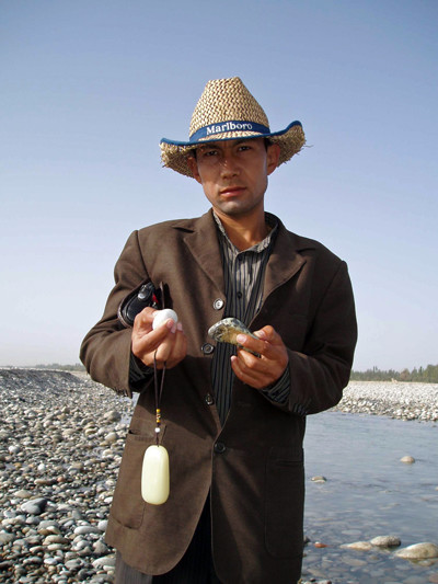 Mahmud, quand à lui pratique la vente directe de ses trouvailles - Hotan, Xinjiang, Chine, 2005
