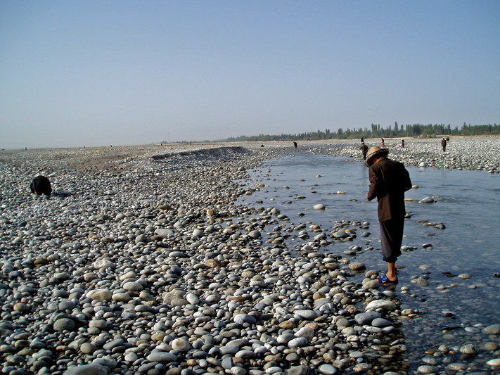 Et ne rechigne pas à scruter le sol d'un oeil expert. Je les laisse à leur recherches - Hotan, Xinjiang, Chine, 2005
