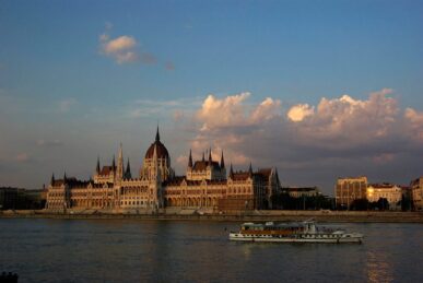 Le parlement sur les bords du Danube, Budapest, Hongrie - 2009
