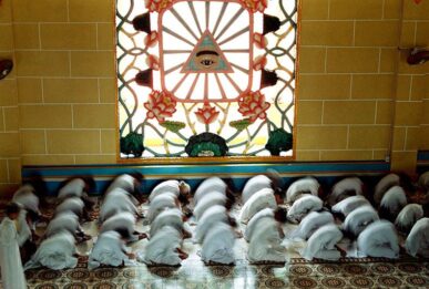 L'aile gauche du temple est réservée aux femmes, les hommes sont regroupés à droite, temple Cao Dai de Tay Ninh, Vietnam, 1997