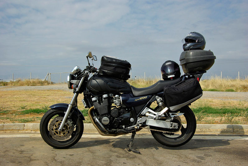 Mon Yamaha xjr 1200, sur la route d'Istanbul, La moto chargée avec sacoche de réservoir, top case et sacoches latérales souples, Turquie - 2009