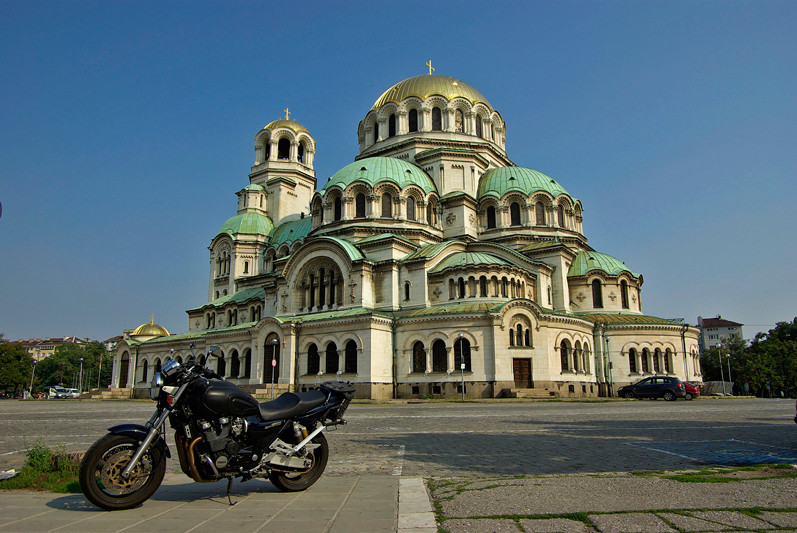 La moto devant la cathédrale Alexandre Nevski, Sofia, Bulgarie - 2009