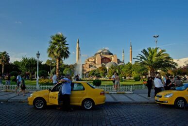 Istanbul, taxis dans le square de Sultanahmet devant Sainte Sophie, Turquie - 2009