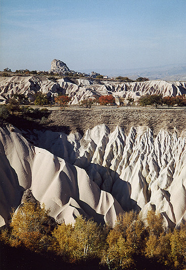 Tuf volcanique façonné par l'érosion - Environs de Uçhisar, Cappadoce, Turquie, 1999